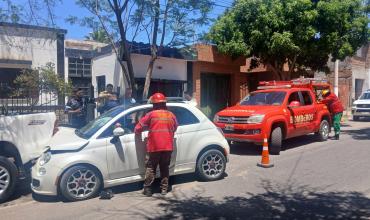 Choque entre un auto y una camioneta en calle Santa Fe: no hubo heridos y Bomberos aseguraron la zona
