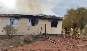 Dos operarios murieron y una docente está en grave estado tras una explosión en una escuela