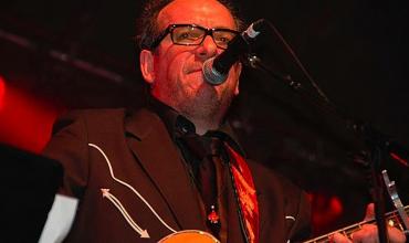 Fito Páez, Drexler y Juanes versionaron "This Year's Model" con el apoyo del propio Costello