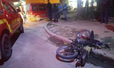 Impactante choque entre una camioneta y una moto en Barrio Argentino
