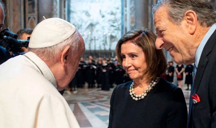 Polémica en el Vaticano: el papa Francisco le permitió comulgar a Nancy Pelosi pese a su apoyo al aborto