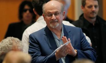 Le retiraron el respirador artificial a Salman Rushdie y pudo hablar luego del ataque