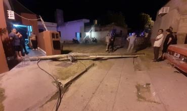 La Rioja: Cayó un poste de luz sobre una casa