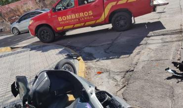 Choque entre un auto y una moto por calle Copiapó: Una mujer tuvo que ser trasladada al hospital 