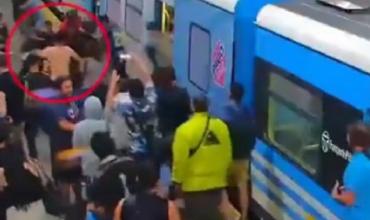 Quiso secuestrar a un menor en un tren, fue golpeado por pasajeros y detenido