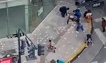 Lluvia de billetes en pleno barrio de Belgrano tras un ataque motochorro
