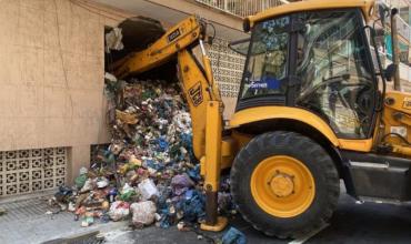España: Recataron a un hombre atrapado en la basura de su vivienda con una excavadora 