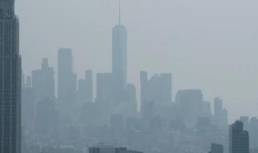 El humo de los incendios en Canadá invadió Nueva York, que emitió una alerta por la mala calidad del aire