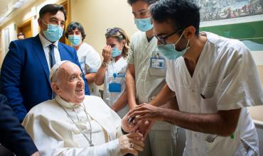 Habló el cirujano del papa Francisco, dio detalles de su recuperación y reveló el pedido que le hicieron