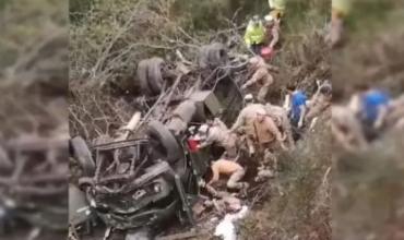 Un camión del Ejército cayó al vacío en San Martín de los Andes: Al menos 4 muertos y 18 heridos