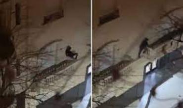 Un "hombre araña" fue grabado saltando de balcón en balcón en el barrio de Recoleta