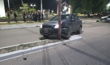 Joven conductor de 16 años chocó con un poste de luz en Chepes  
