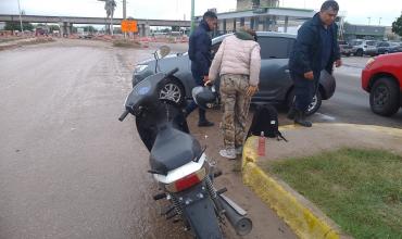 Chocaron una moto y un auto en la zona de la rotonda del Chacho