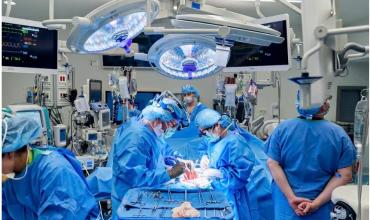 Por primera vez, realizan un trasplante combinado de riñón de cerdo y bomba cardíaca