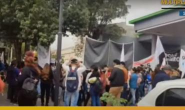 Protesta de organizaciones sociales frente a la casa de Martín Menem 
