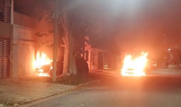 Incendiaron cinco vehículos y dejaron notas amenazantes en Rosario