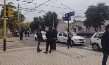 Taxistas comenzaron con los cortes de calle en la ciudad 