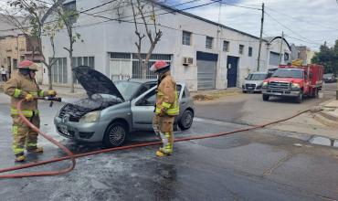 Se incendió un vehículo en calle Carmelo V. Valdez  
