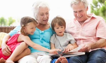 Suecia: aprueban ley que permite que los abuelos puedan cobrar por cuidar a sus nietos
