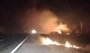 Punta de Los Llanos: Incendio de pastizales por Ruta Nacional 38