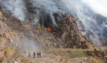 Continua el incendio en el Cerro de la Cruz