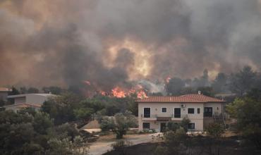 Incendios forestales cerca de Atenas dejaban cinco heridos