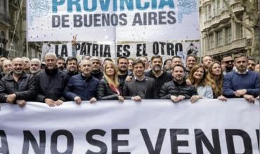 Kicillof y Pablo Moyano acompañaron la marcha de los jubilados contra el veto de Milei y apuntaron contra la UCR