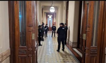 Férreo operativo por la presencia de Milei en el Congreso: decenas de uniformados adentro del Palacio y hasta perros policía