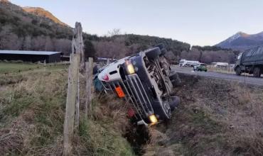 Doble tragedia en Chile: un camionero argentino murió al volcar en la ruta, otro lo socorrió y falleció de un paro cardíaco