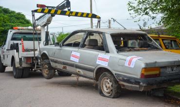 El Municipio Capital retira más autos abandonados de la via pública