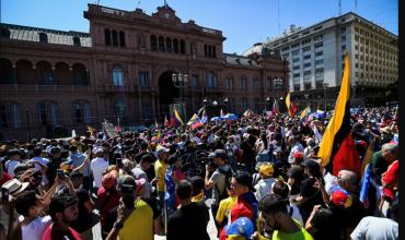 Miles de venezolanos se movilizaron frente a la Rosada mientras Milei recibía al opositor González Urrutia