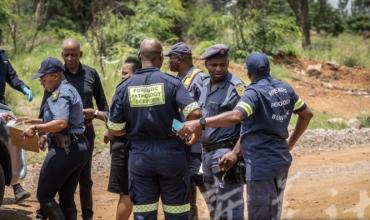 Sudáfrica: 82 sobrevivientes y 36 muertos entre los mineros atrapados por meses en una excavación ilegal