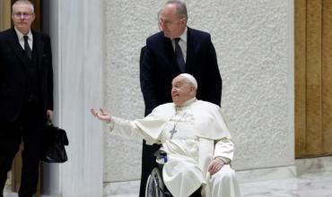 El papa Francisco sufrió una caída sin fracturas pero le inmovilizaron el brazo por precaución