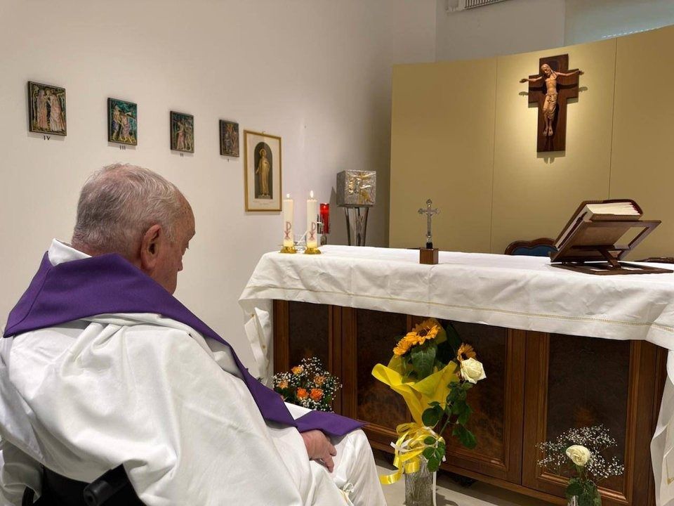 Vaticano difunde la primera foto del papa Francisco tras más de un mes de internación