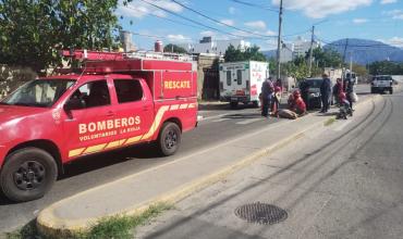 Una motociclista cayó e impactó contra una camioneta en avenida 20 de Mayo