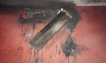 Susto en la madrugada: incendio en una vivienda del barrio 13 de Enero por cortocircuito en aire acondicionado