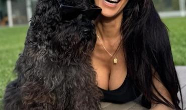 Silvina Escudero atraviesa un momento difícil por la salud de su perro Titán