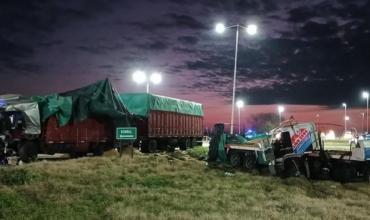 Rosario: Un choque entre dos camiones dejó un muerto y cinco heridos