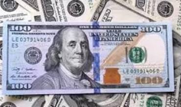 El dólar, imparable: superó la barrera de los $1.300