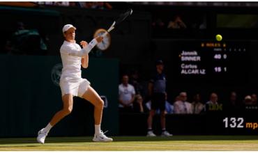 Jannik Sinner dio vuelta el partido ante Carlos Alcaraz y se coronó por primera vez en Wimbledon