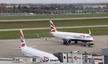 Londres cierra su espacio aéreo por una falla técnica: miles de vuelos afectados