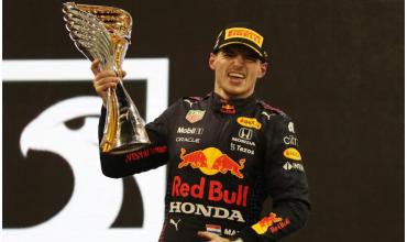 Max Verstappen terminó con los rumores sobre su salida a Mercedes y anunció que seguirá en Red Bull en 2026