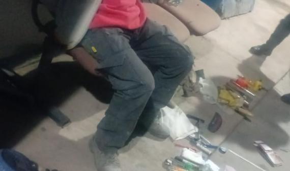  Un hombre fue detenido tras acosar a una policía en la vía pública