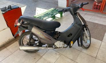 Retiran motocicleta abandonada en el predio de un supermercado