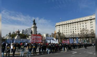 Corridas, gases lacrimógenos y un camión hidrante en la marcha de jubilados en el Congreso