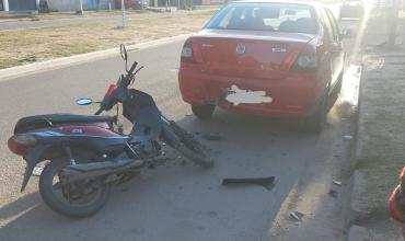Choque entre auto y moto en barrio La Cañada
