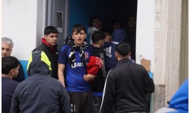 Tensión en Avellaneda tras la liberación de los hinchas chilenos: agredieron un móvil de TV y hubo temor en el colegio de Independiente