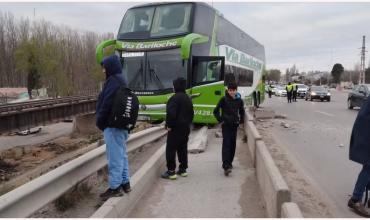 Neuquén: un colectivo perdió el control, chocó contra el guardarrail y quedó al borde de caer a un río