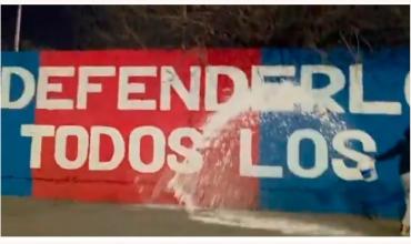En la previa del clásico, hinchas de Huracán vandalizaron con pintura un mural de San Lorenzo