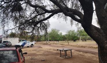 Robaron pertenencias del interior de dos autos en la cancha de Coopegraf
